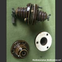 IN-89 IN-89 Isolatore passante per antenna filare Isolato in ceramica, diametro 52 mm, foro 19 mm Accessori per apparati radio Militari