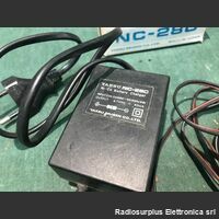 NC-28C YAESU NC-28C  Carica batteria a muro  Input 220 Volt. Out 8,7 V  60 mA Accessori