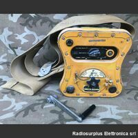 T-74/CRT-3 Trasmettitore di soccorso (GIBSON GIRL)   T-74/CRT-3 Trasmette segnale S.O.S. in modalita' manuale o automatica sulle frequenze di 500 Khz e 8364 Khz Apparati radio