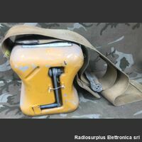 T-74/CRT-3 Trasmettitore di soccorso (GIBSON GIRL)   T-74/CRT-3 Trasmette segnale S.O.S. in modalita' manuale o automatica sulle frequenze di 500 Khz e 8364 Khz Apparati radio