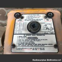 T-74/CRT-3 Trasmettitore di soccorso (GIBSON GIRL)   T-74/CRT-3 Trasmette segnale S.O.S. in modalita' manuale o automatica sulle frequenze di 500 Khz e 8364 Khz Apparati radio