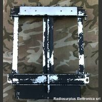 MT-71/ARC-5 MT-71/ARC-5  Supporto a dopppio scomparto per il montaggio di due trasmettitori radio aeronautici della serie AN/ARC-5. Accessori per apparati radio Militari