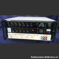 FLUKE 5200A Programmable AC Calibrator  FLUKE 5200A  Generatore di tensioni alternata di altissima precisione Strumenti