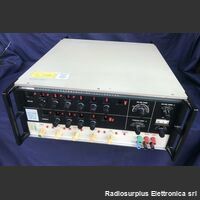 FLUKE 5200A Programmable AC Calibrator  FLUKE 5200A  Generatore di tensioni alternata di altissima precisione Strumenti