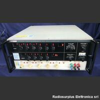 FLUKE 5200A Programmable AC Calibrator  FLUKE 5200A  Generatore di tensioni alternata di altissima precisione Strumenti