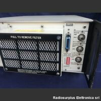 FLUKE 5200A Programmable AC Calibrator  FLUKE 5200A  Generatore di tensioni alternata di altissima precisione Strumenti