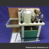 CAPT. O.M. Watts Lpd Ricevitore Radio Yacht  Herry DGES CAPT. O.M. Watts Lpd  Raro ricevitore degli anni 40 montato su yacht  Riceve in onde lunghe e onde medie. Apparati radio