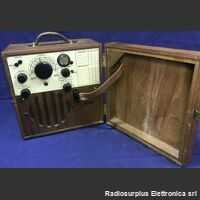 CAPT. O.M. Watts Lpd Ricevitore Radio Yacht  Herry DGES CAPT. O.M. Watts Lpd  Raro ricevitore degli anni 40 montato su yacht  Riceve in onde lunghe e onde medie. Apparati radio