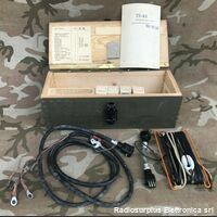 ZS-R5 Cassetta accessori  ZS-R5  Cassetta in legno con accessori, cavi e valvole di ricambio Accessori per apparati radio Militari