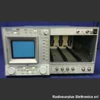 TEK 11302 TEK 11302 Completo di cassetti:   11A32 due canali 500 Mhz   e 11A34  4 canali 300 Mhz Strumenti