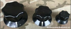  KIT 3 Manopole in Bachelite Nera con indice  Diametro mm 90 / 75 / 52 perno mm 6 Componenti elettronici