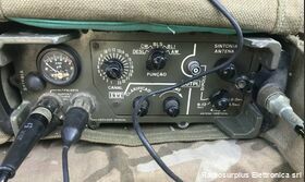 20TPL ITT-RACAL 20TPL  Ricetrasmettitore spalleggiabile in HF  Riceve e trasmette su 23 canali quarzati in AM-CW-LSB-USB Apparati radio