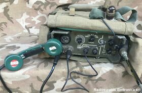 20TPL ITT-RACAL 20TPL  Ricetrasmettitore spalleggiabile in HF  Riceve e trasmette su 23 canali quarzati in AM-CW-LSB-USB Apparati radio