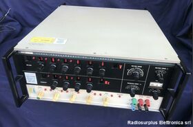 FLUKE 5200A Programmable AC Calibrator  FLUKE 5200A  Generatore di tensioni alternata di altissima precisione Strumenti