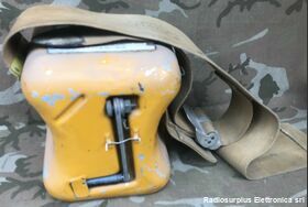 T-74/CRT-3 Trasmettitore di soccorso (GIBSON GIRL)   T-74/CRT-3 Trasmette segnale S.O.S. in modalita' manuale o automatica sulle frequenze di 500 Khz e 8364 Khz Apparati radio