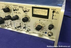 RACAL 9082H RACAL - DANA 9082H  Generatore di segnale sintetizzato in AM e FM da 1,5 a 520 Mhz Strumenti