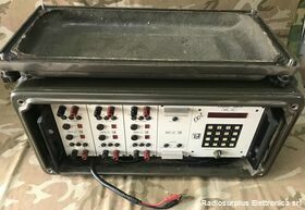 CBU-825 Larimart CBU-825  Alimentatore per la ricarica e il controllo dello stato di accumulatori Accessori per apparati radio Militari