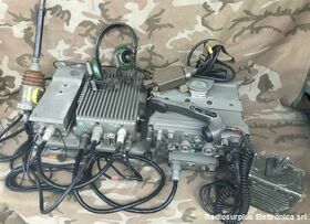 RV-3/13/V25 RV-3/13/V25  Stazione radio veicolare in VHF FM da 26 a 71,95 Mhz  Composta da :ricetrasmettitore ER-95A/I, amplificatore lineare AM-215A/I Apparati radio