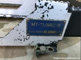 MT-71/ARC-5 MT-71/ARC-5  Supporto a dopppio scomparto per il montaggio di due trasmettitori radio aeronautici della serie AN/ARC-5. Accessori per apparati radio Militari