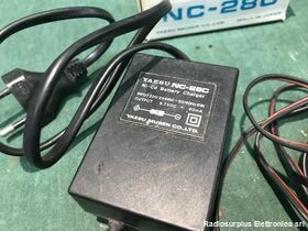 NC-28C YAESU NC-28C  Carica batteria a muro  Input 220 Volt. Out 8,7 V  60 mA Accessori