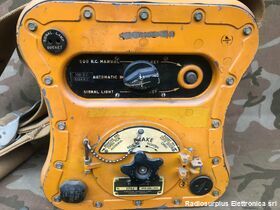 T-74/CRT-3 Trasmettitore di soccorso (GIBSON GIRL)   T-74/CRT-3 Trasmette segnale S.O.S. in modalita' manuale o automatica sulle frequenze di 500 Khz e 8364 Khz Apparati radio