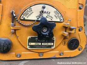 T-74/CRT-3 Trasmettitore di soccorso (GIBSON GIRL)   T-74/CRT-3 Trasmette segnale S.O.S. in modalita' manuale o automatica sulle frequenze di 500 Khz e 8364 Khz Apparati radio