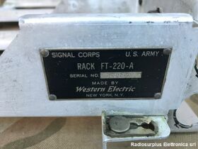 FT-220-A FT-220-A  Rack di montaggio per ospitare contemporaneamente  tre ricevitori radio aeronautici della serie ARC-5. Accessori per apparati radio Militari