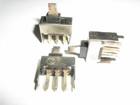 CDSV1V2P2PM Commutatore da Circuito stampato 2vie 2 posizioni .Verticale-metallo Commutatori e Interruttori