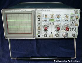 TEKTRONIX 2235 (AN/USM-488) Oscilloscope TEKTRONIX 2235 (AN/USM-488) Strumenti