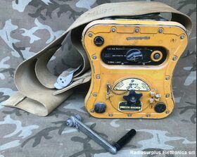T-74/CRT-3 Trasmettitore di soccorso (GIBSON GIRL)   T-74/CRT-3 Trasmette segnale S.O.S. in modalita' manuale o automatica sulle frequenze di 500 Khz e 8364 Khz Apparati radio
