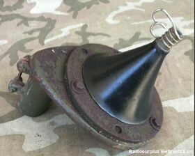 Base per antenna a stilo Base per antenna a stilo Base per montaggio stili su palo (d.32) con presa UHF -PL259 Accessori per apparati radio Militari