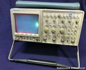 TEKTRONIX 2432A da rev. Digital Oscilloscope  TEKTRONIX 2432A da revisionare  2 canali, 250Mhz Strumenti