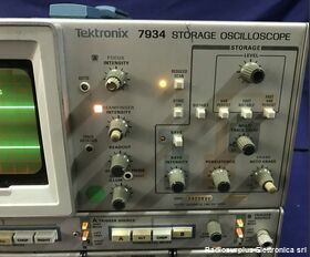 TEK7934 Tektronik 7934  Oscilloscopio a memoria con cassetti  7A26 -  7A22 - 7B85 - 7B80 Strumenti