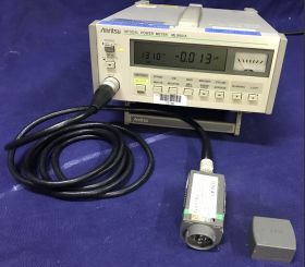 ML 9001A Optical Power Meter  ANRITSU ML 9001A  Completo di Power Sensor MA 9711A Strumenti