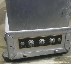 MI-8319 Alimentatore a vibratore  MI-8319  Alimentatore CC con vibratore a 6Volt e valvola raddrizzatrice Accessori per apparati radio Militari