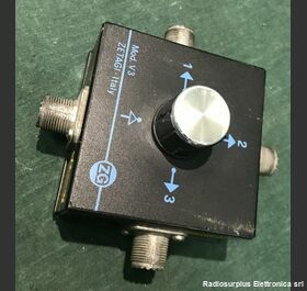 V3 Commutatore di Antenna  ZETAGI mod. V3  1 ingresso  3 uscite Connettori SO239 Accessori