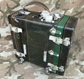 R-105 M R-105 M  Ricetrasmettitore Europa dell'est  Gamma di lavoro da 36 a 46,1 Mhz in FM. Potenza 1W Apparati radio