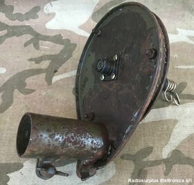 Base per antenna a stilo Base per antenna a stilo Base per montaggio stili su palo (d.32) con presa UHF -PL259 Accessori per apparati radio Militari