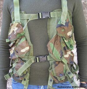 Tactical Vest US ARMY Tactical Vest US ARMY Equipaggiameno modulare per carico Militaria