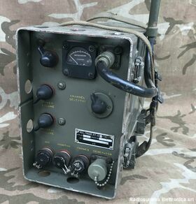 Rt-53B/TRC-7 Rt-53B/TRC-7  Ricetrasmettitore VHF canalizzato in AM da 100 a 156 Mhz  Potenza in uscita da 0,5 a 1,5 Watt, monta 11 valvole. Apparati radio