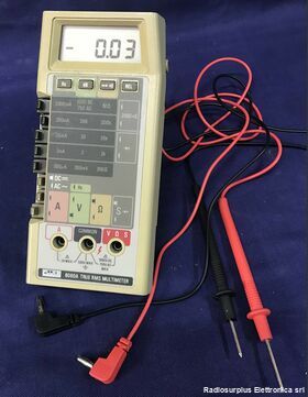 FLUKE 8060A FLUKE 8060A  Mutimetro portatile con dispay LCD a 4,5 cifre Strumenti
