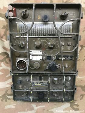 RT 77/GRC-9 RT 77/GRC-9   Ricetrasmettitore da 2 a 12 Mhz ,   AM-CW-MCW in tre gamme.Potenza di uscita 15W Apparati radio