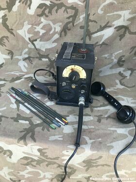 BC-222 BC-222  Ricetrasmettitore spalleggiabile del 1941 WW2  Frequenza operativa da 27,7 - 52,2  Mhz in AM Apparati radio