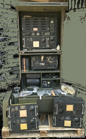 SCR-193 SCR-193  Stazione radio completa e originale.  Composta da Trasmettitore BC-191, Ricevitore BC-312, Dynamotor BD-77 Apparati radio